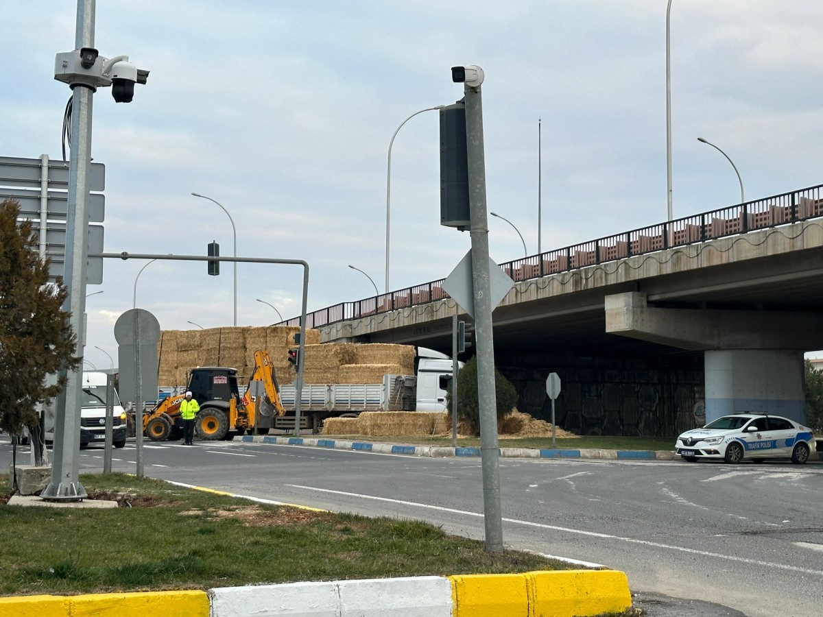 Eyyübiye'de saman yüklü tır üst geçide takıldı;