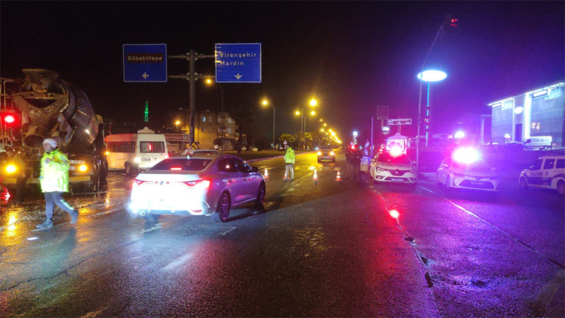 Şanlıurfa - Viranşehir yolu trafiğe tamamen kapandı;