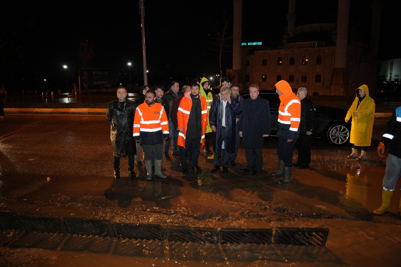 Büyükşehir Belediyesi gece sağanak yağış nöbetindeydi;
