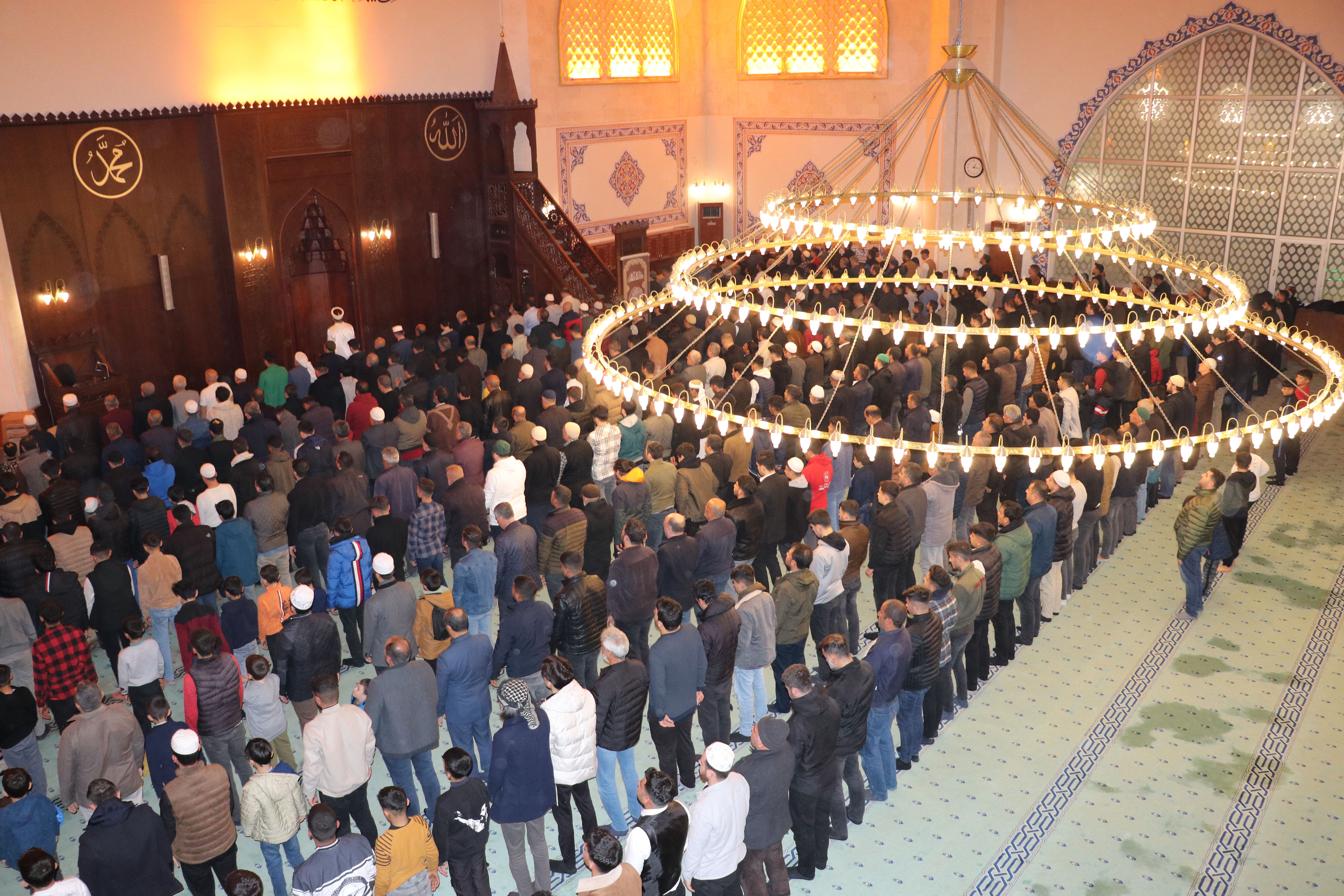 Şanlıurfa'da Ramazan ayının son teravih namazı kılındı;