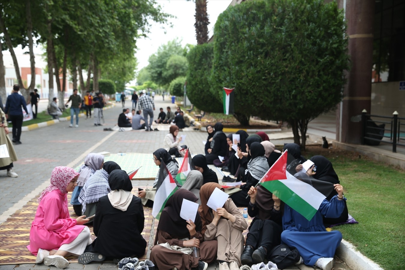 Şanlıurfa’da öğrenciler oturma eylemi başlattı;