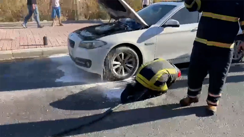 Şanlıurfa’da araçta çıkan yangını itfaiye ekipleri söndürdü;