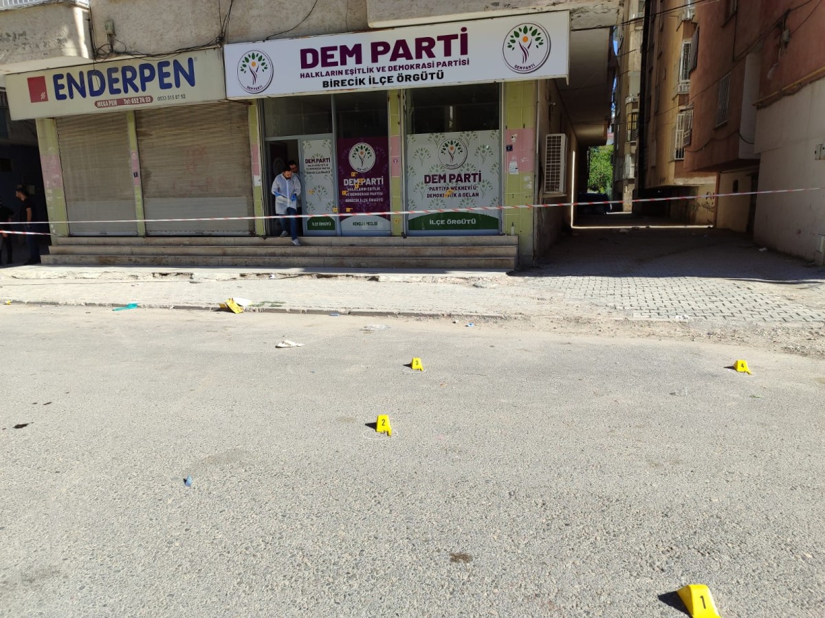 DEM Parti Birecik ilçe binasına silahlı saldırı!;