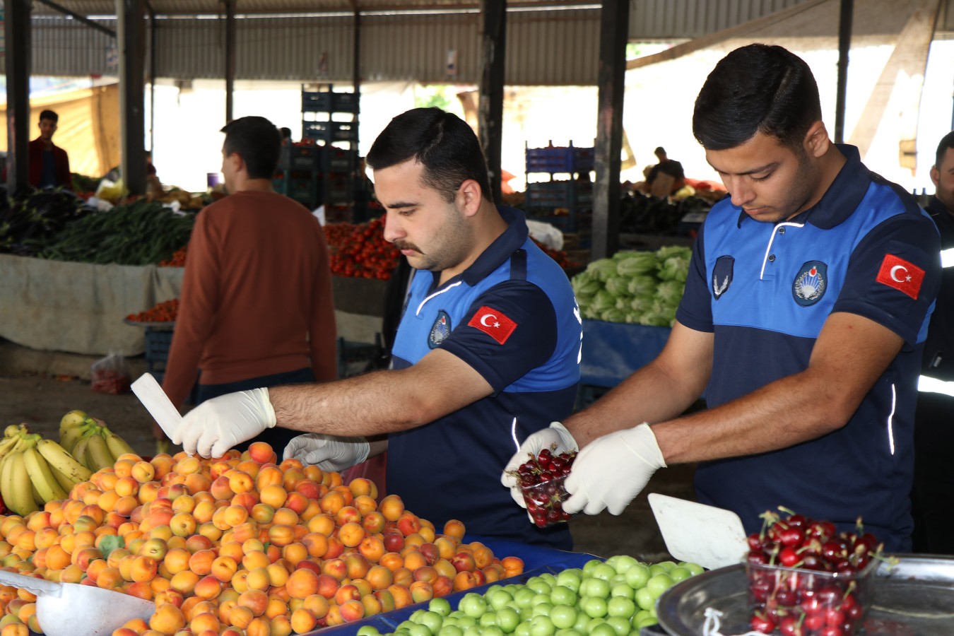 Haliliye’de zabıta ekipleri pazar yerlerini denetledi, esnafa uyarılarda bulundu!;