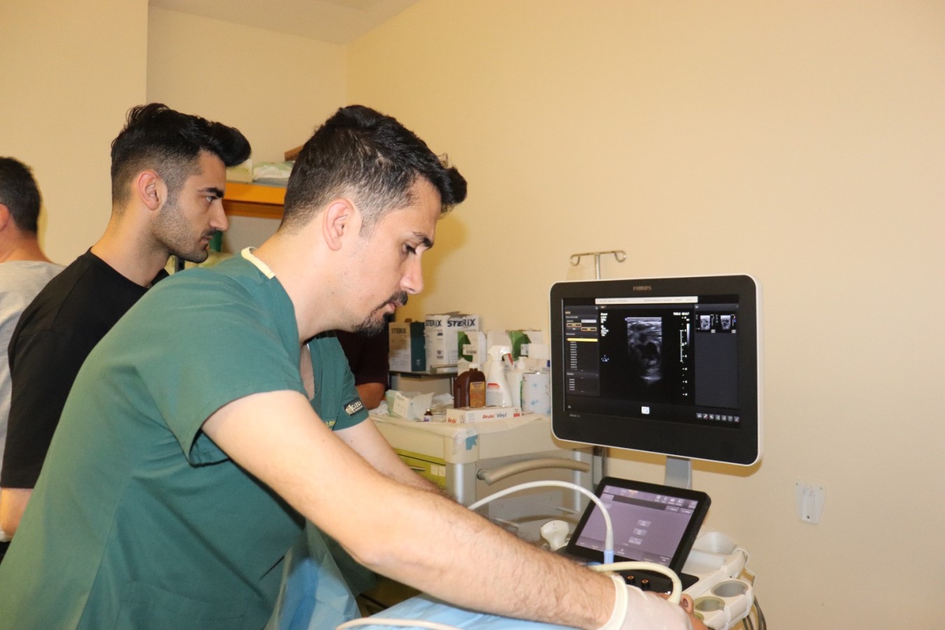 Harran Üniversitesi Hastanesi’nde ameliyatsız guatr tedavisi;