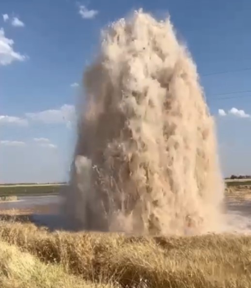 Suruç'ta DSİ’ait sulama borusu patladı;