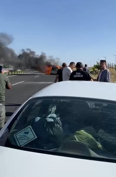 Şanlıurfa’da seyir halindeyken yanan araç kullanılamaz hale geldi;