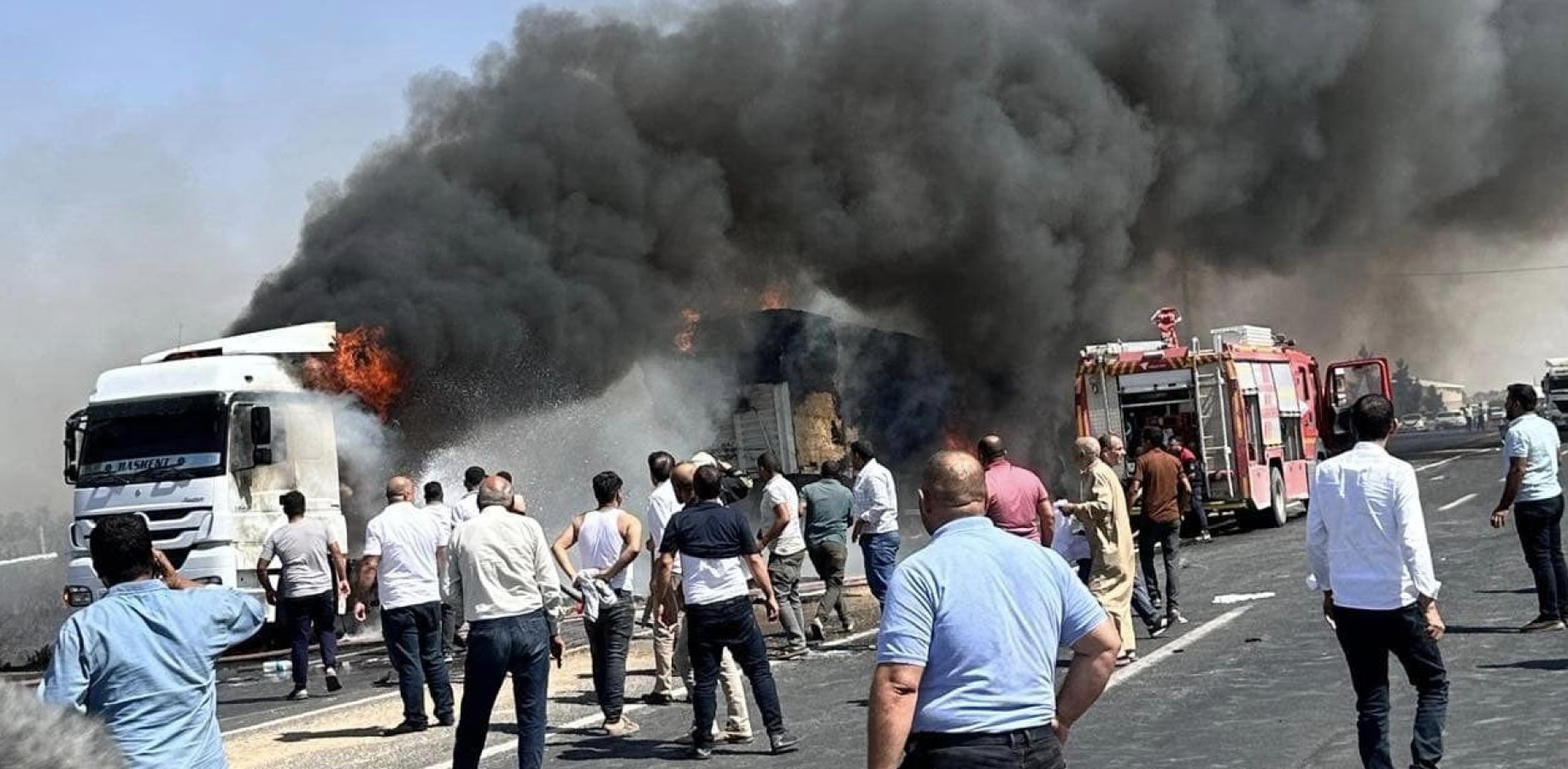 Şanlıurfa’da saman yüklü tır alev alev yandı;