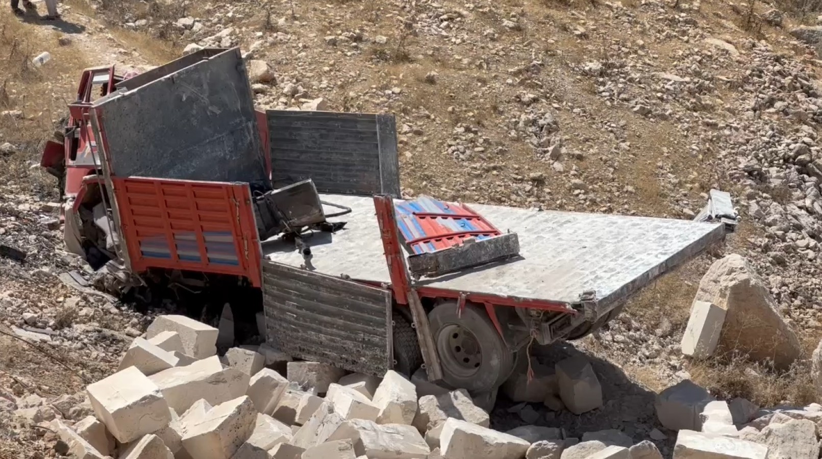 Şanlıurfa’da freni boşalan kamyon şarampole yuvarlandı;