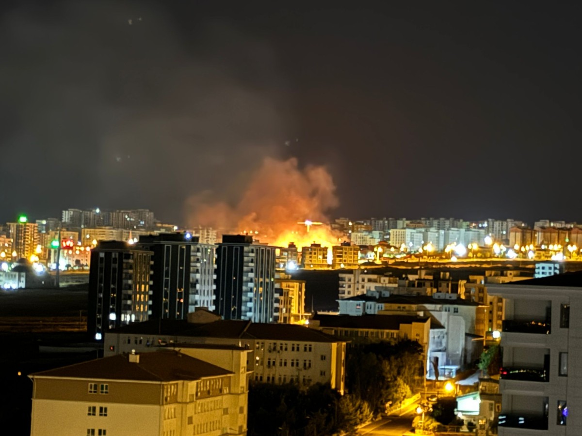 Karaköprü’de binalara sıçramadan söndürüldü;