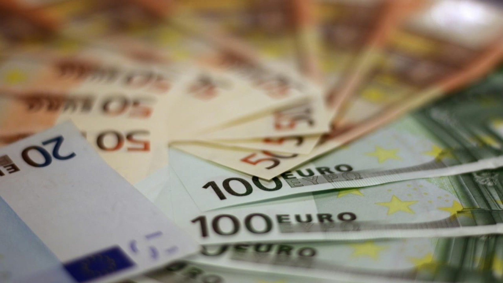 Dolar ve euroda haftanın ilk gününde hareketlilik;