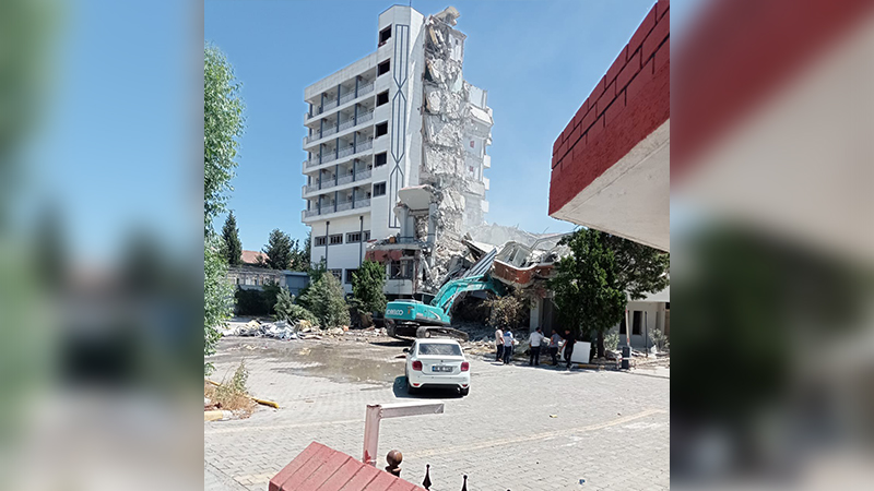 Haliliye’de bina yıkımında korkutan anlar;