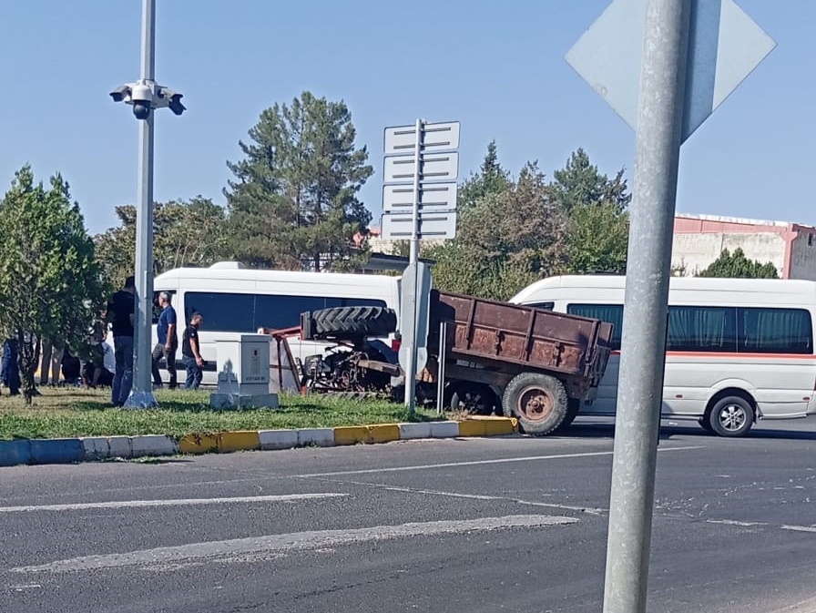 OSB’de minibüs ile traktör çarpıştı: 1 yaralı;