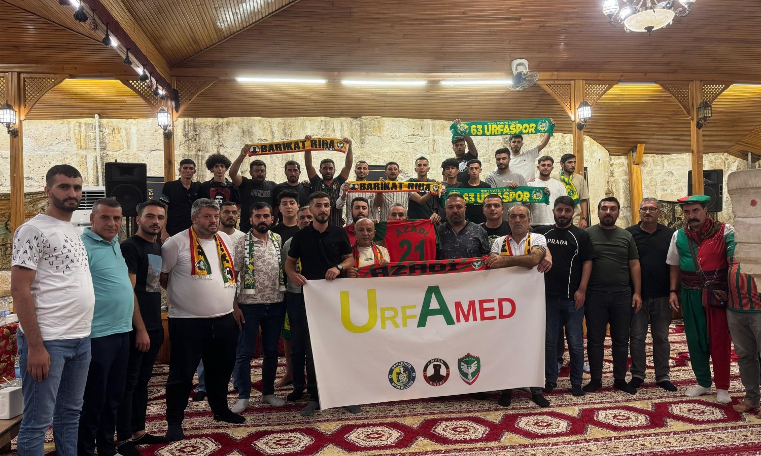 Şanlıurfaspor ve Amedspor taraftarları Şanlıurfa’da araya geldi;