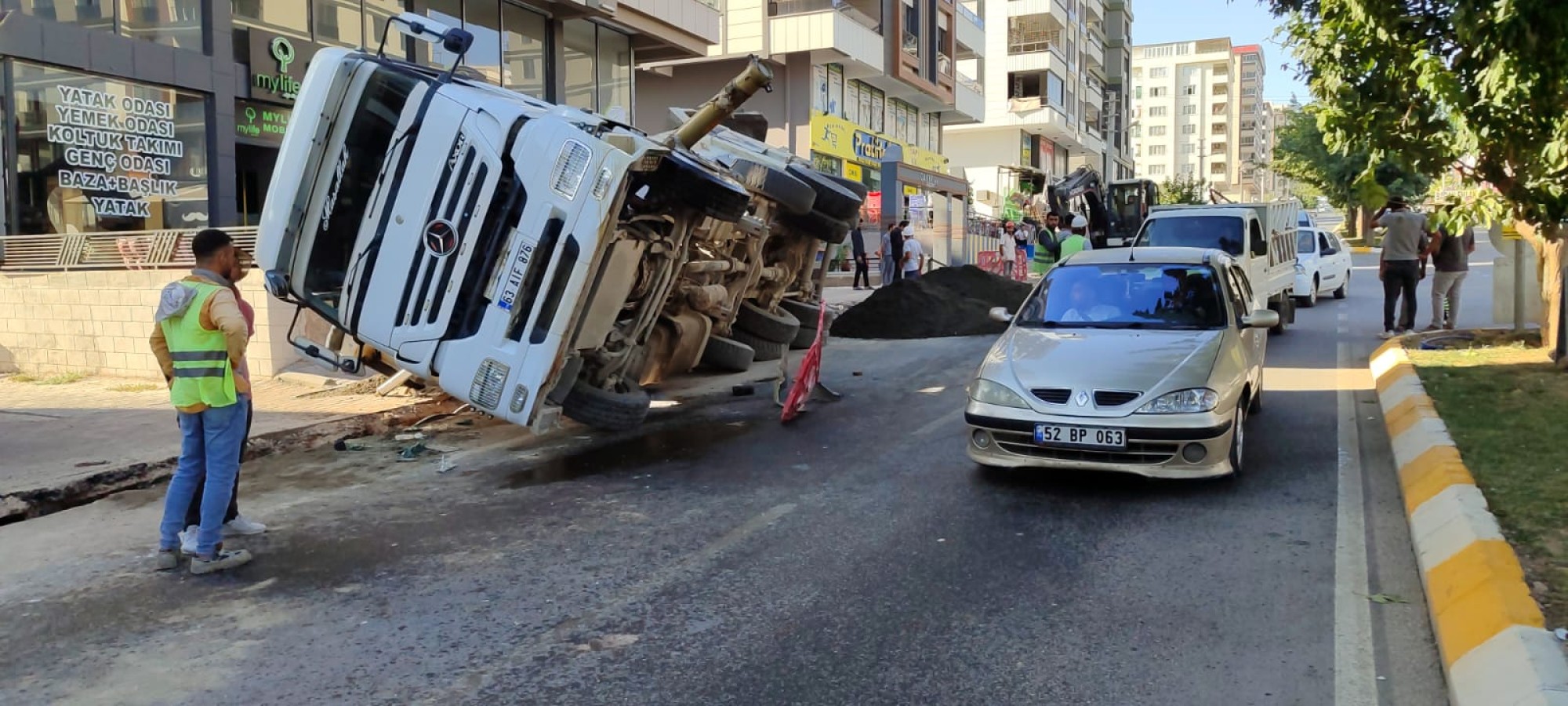 Şanlıurfa’da kum yüklü tır devrildi: 1 yaralı;