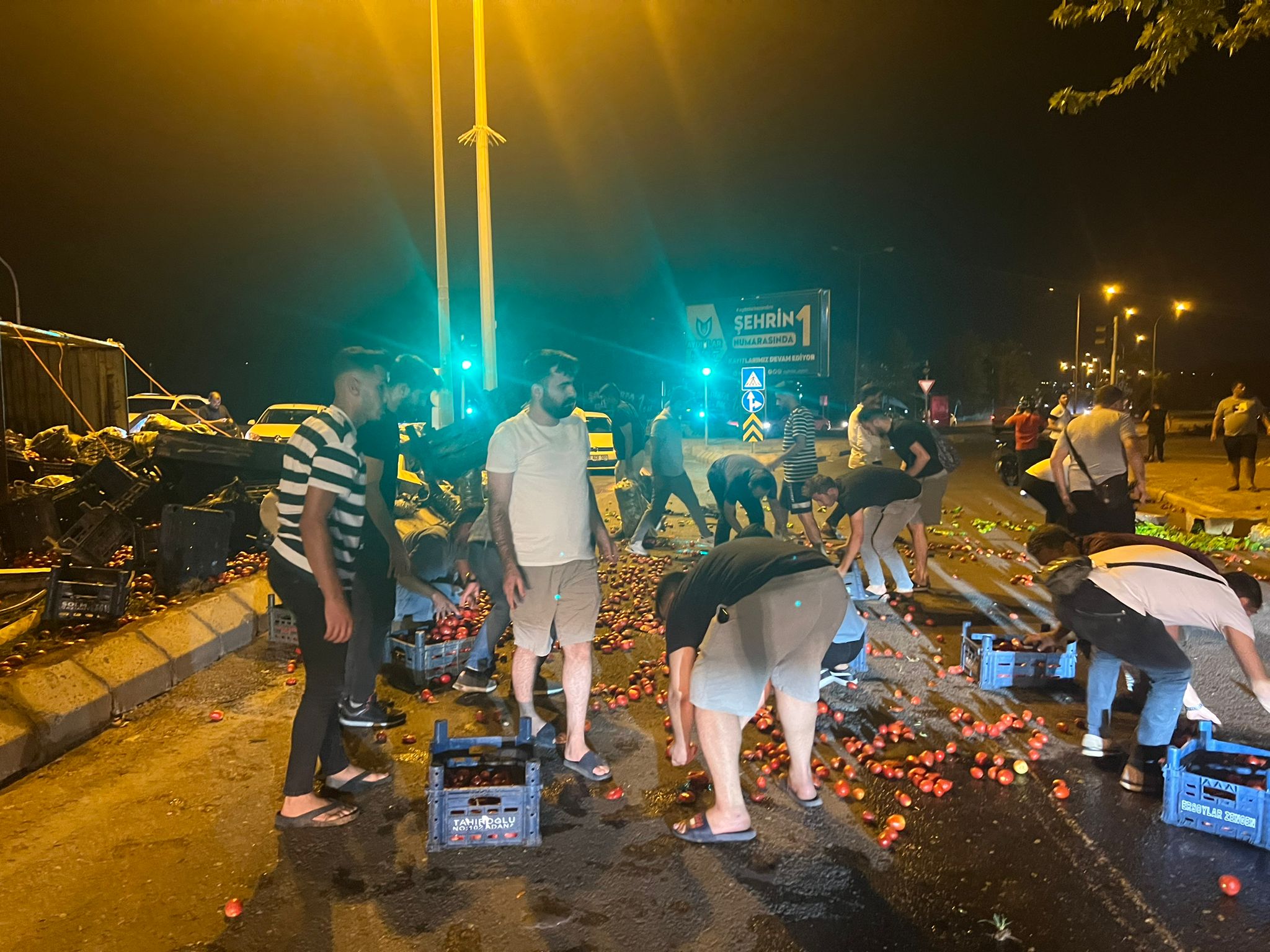 Karaköprü’de sebze yüklü kamyon devrildi;