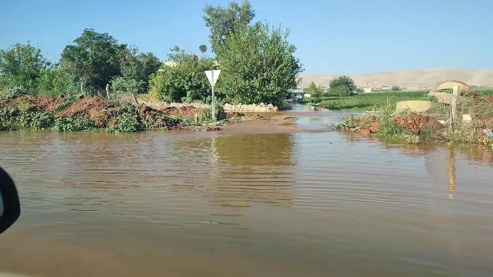 Şanlıurfa'da bilinçsiz sulama yolu göle çevirdi;