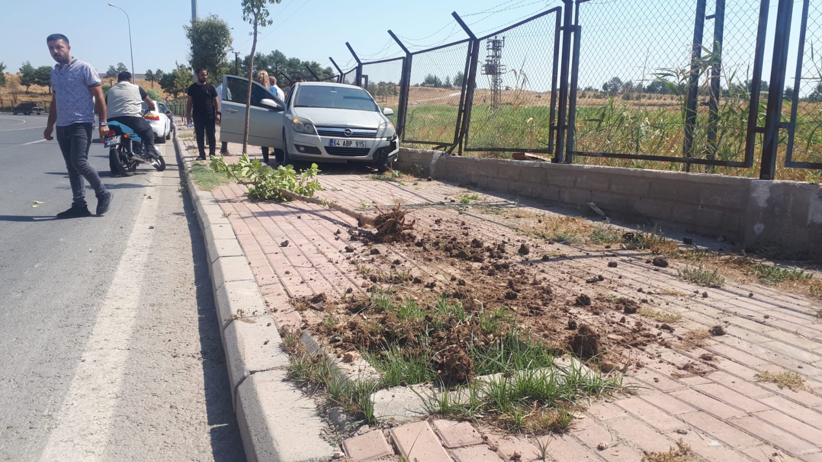 Haliliye’de araç kaldırıma çıktı;