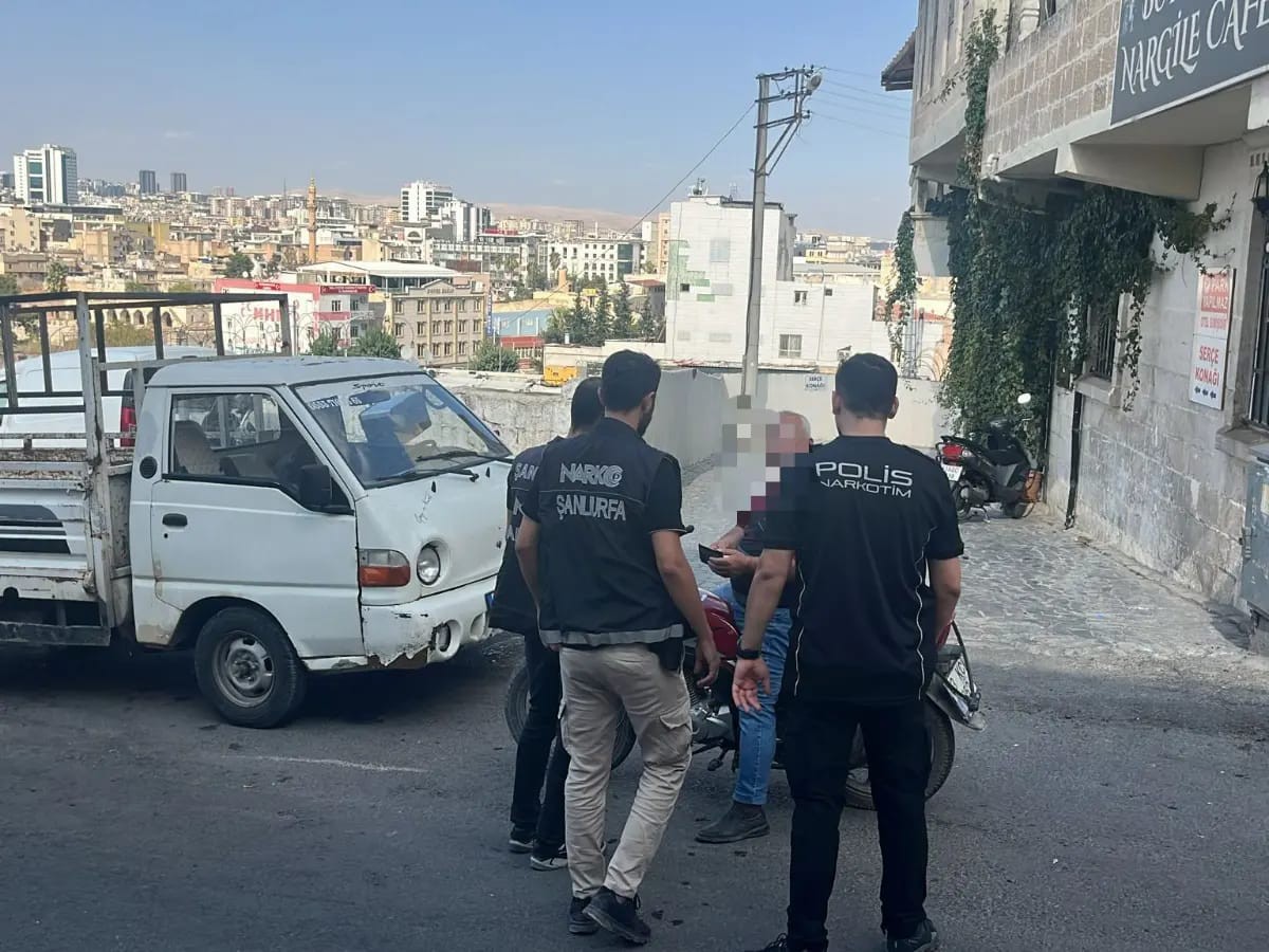 Şanlıurfa İl Emniyet Müdürlüğü'ne bağlı Narkotik Suçlarla Mücadele Şube Müdürlüğü ekiplerince, "Narko Alan" uygulaması gerçekleştirildi.;