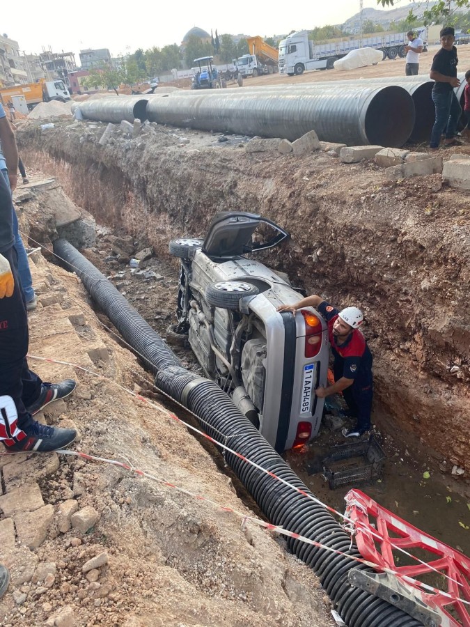 Şanlıurfa’da otomobil çukura düştü: 1 yaralı;