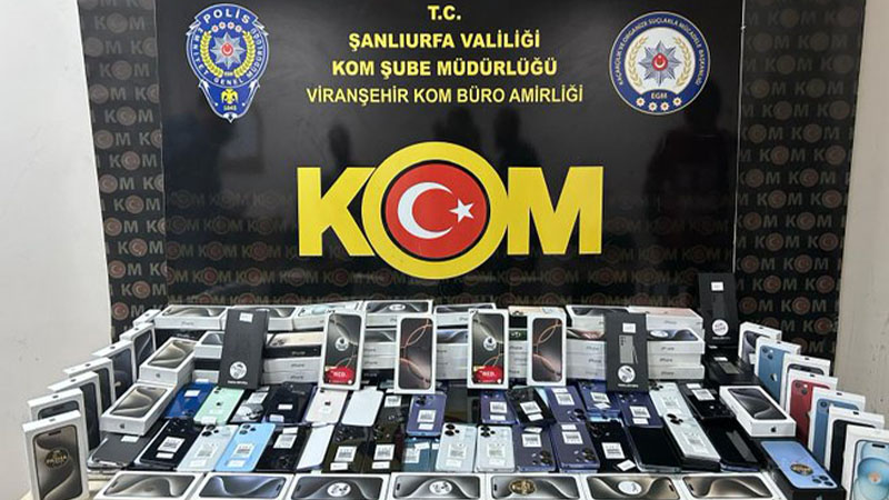 Viranşehir'de kaçakçılık operasyonu: 350 kaçak cep telefonu ele geçirildi;