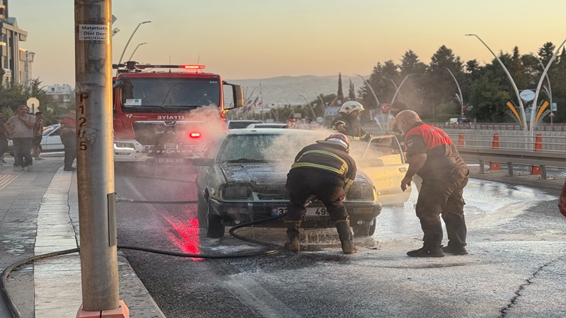 Şanlıurfa'da seyir halindeki araç alev aldı;