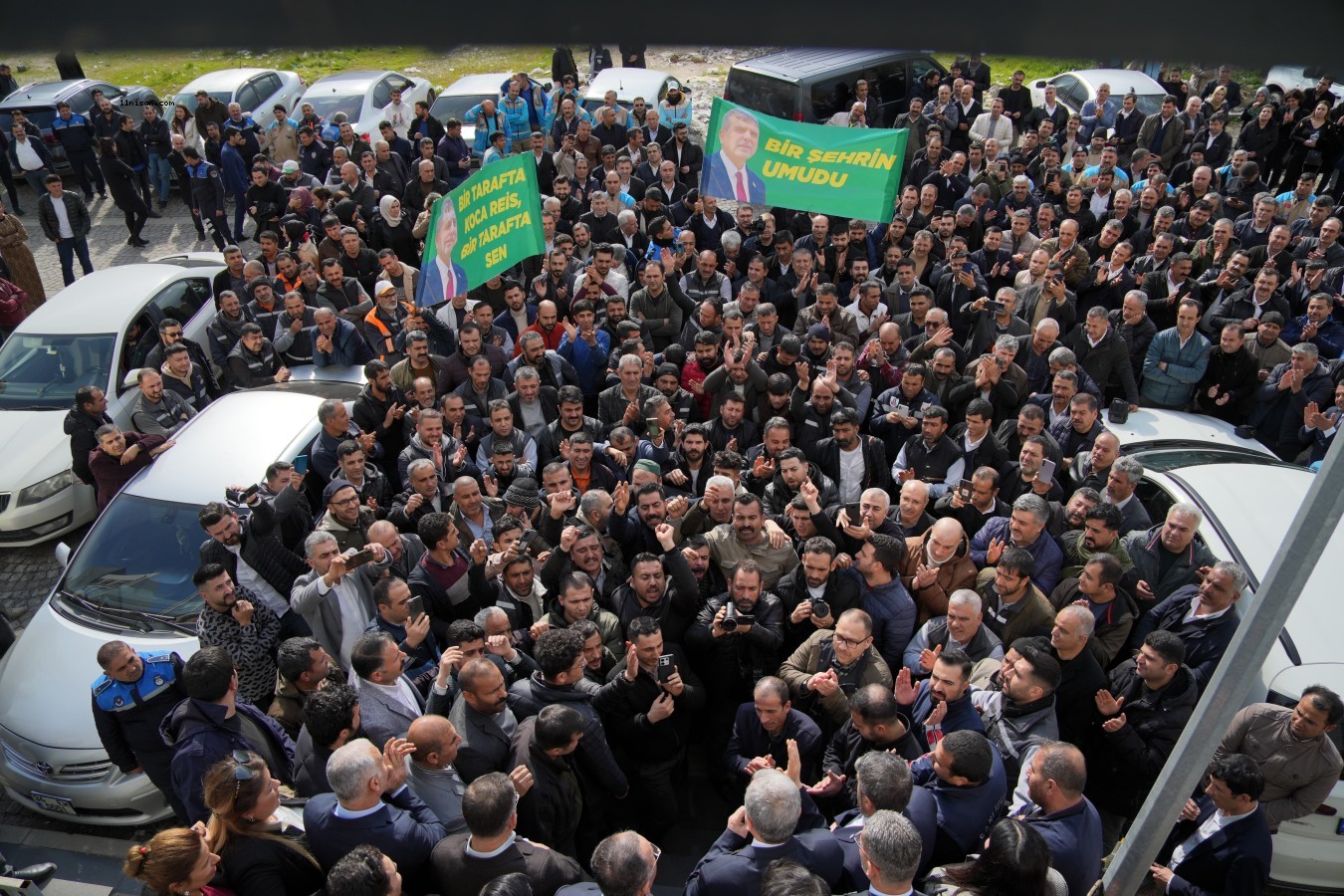 Büyükşehir Belediyesi işçileri zammı halay çekerek kutladı;