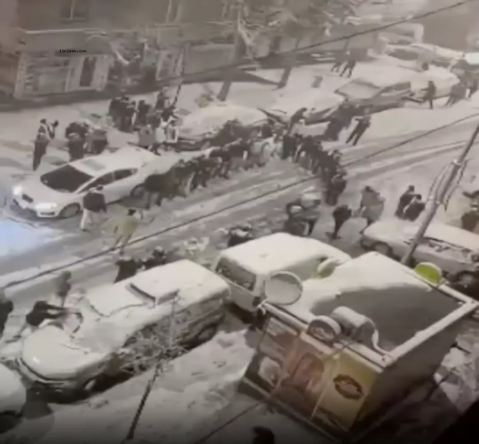 Sokakta halay çekerken ortalık karıştı: Kartopu savaşını sokak kavgasına çevirdiler!;