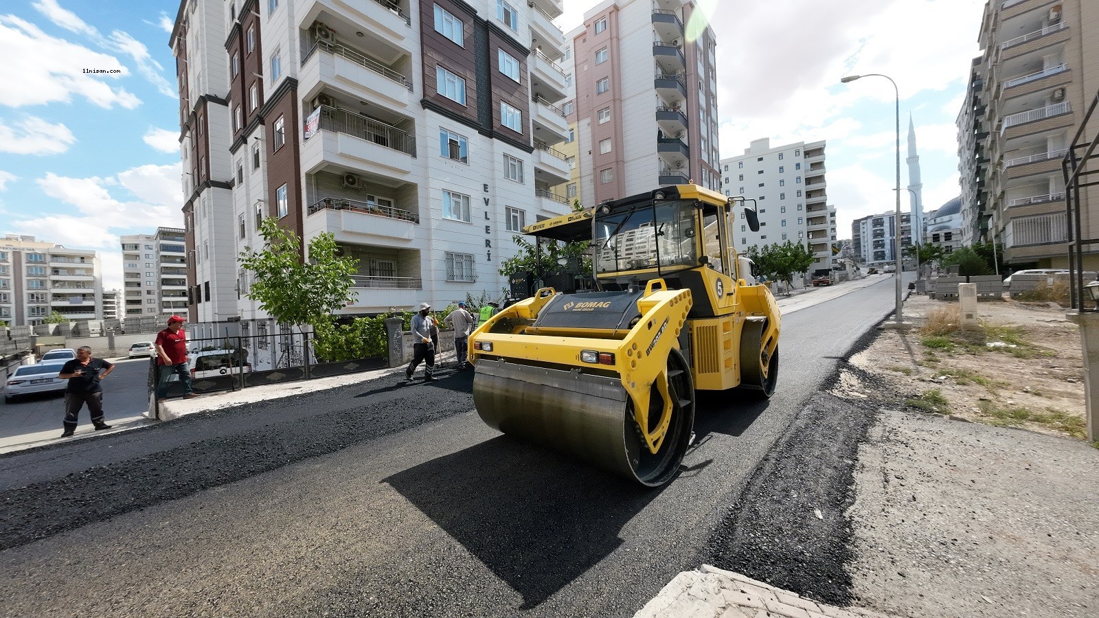 Karaköprü'de asfaltla yol yenileme çalışmaları devam ediyor;