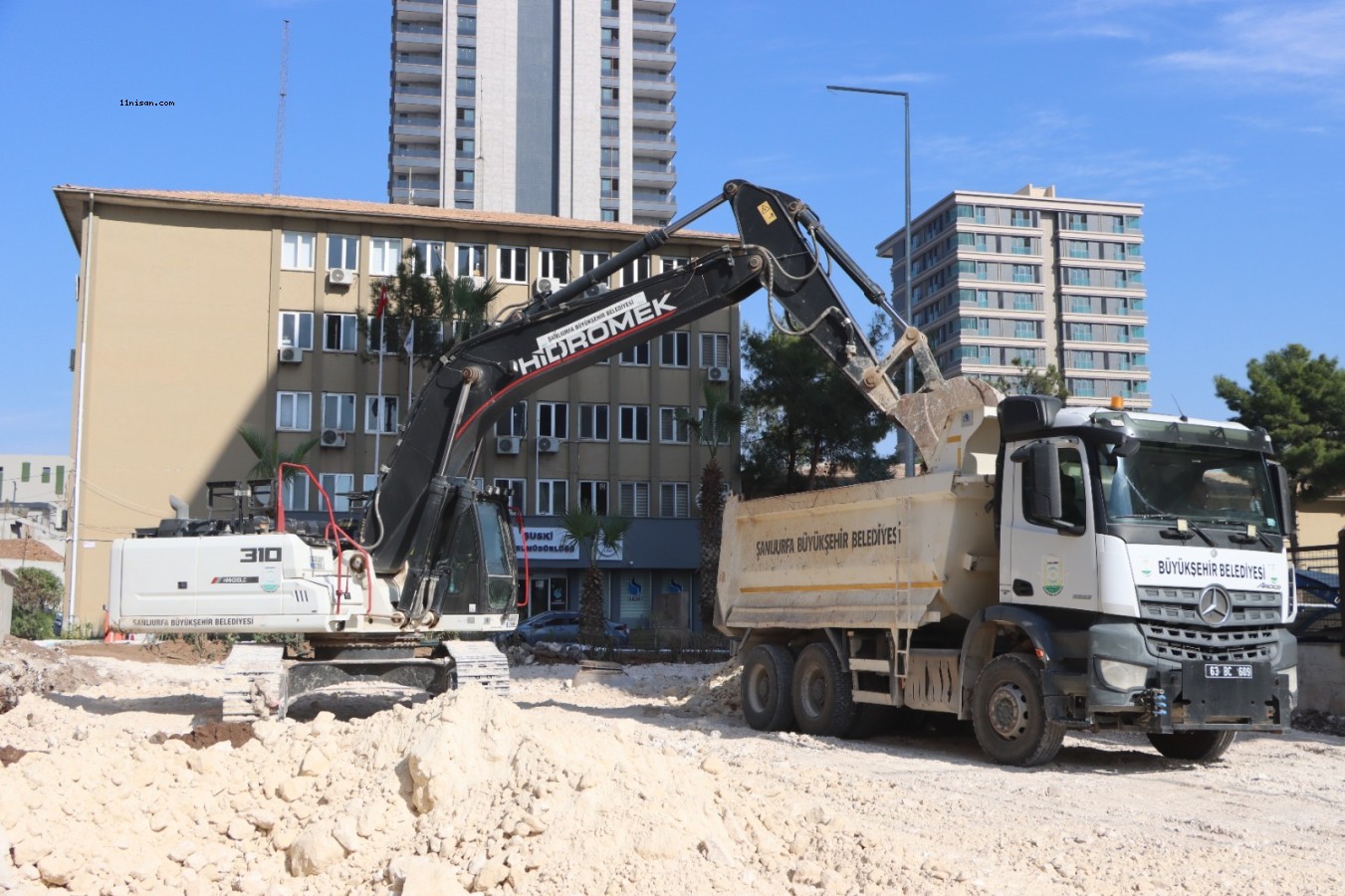 BÜYÜKŞEHİR BELEDİYESİ YOL AĞINI GENİŞLETMEYİ SÜRDÜRÜYOR