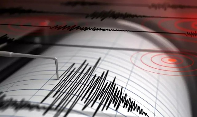 EGE'DE 6 BÜYÜKLÜĞÜNDE DEPREM! BİR ÇOK İLDE PANİĞE NEDEN OLDU