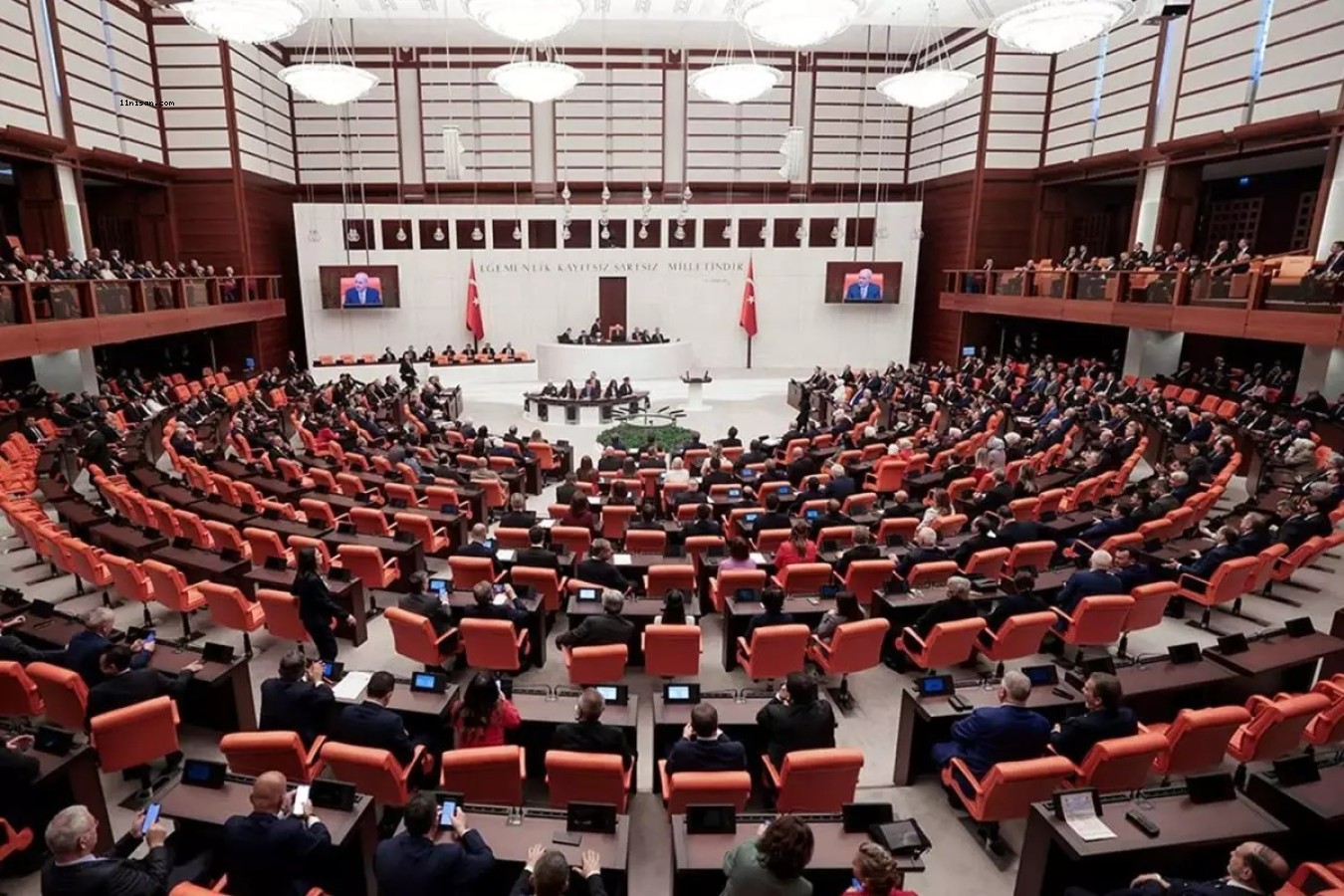 KULİSLER HAREKETLİ! İKİ VEKİL CHP'YE GEÇİYOR;