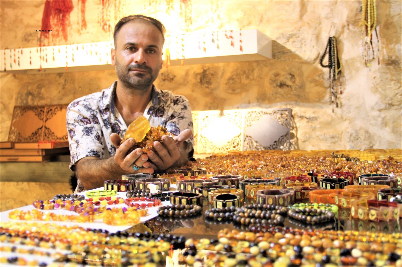 Doğal taşlardan ürettiği aksesuarları Urfa’dan dünyaya satıyor