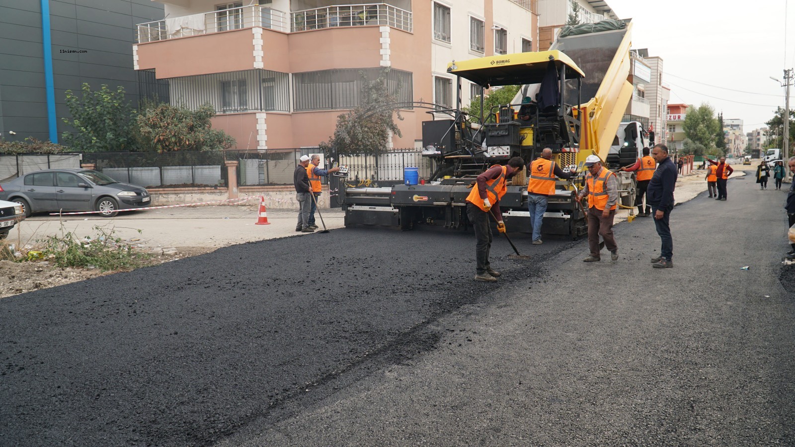 Haliliye’de sıcak asfalt çalışmalarıyla yollar yenileniyor;