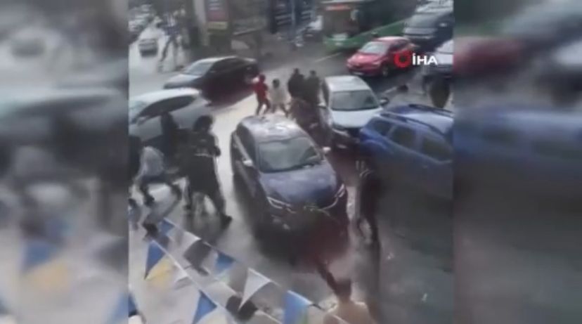 Arnavutköy’de gençlerin tekmeli yumruklu kavgası kamerada...;