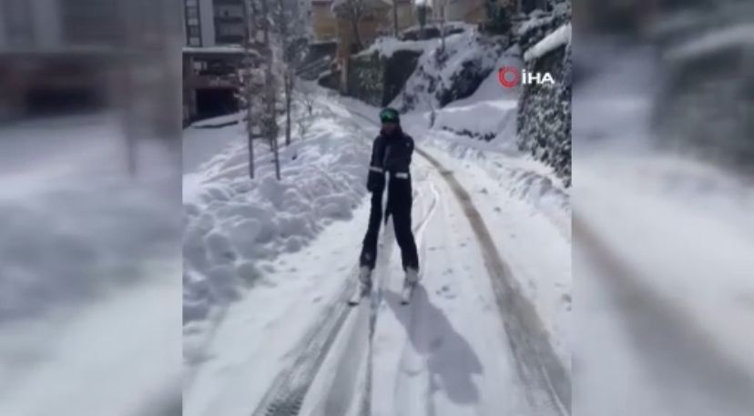 Uludağ`a gidemeyince bulduğu yöntemle kayak keyfi yaptı...;