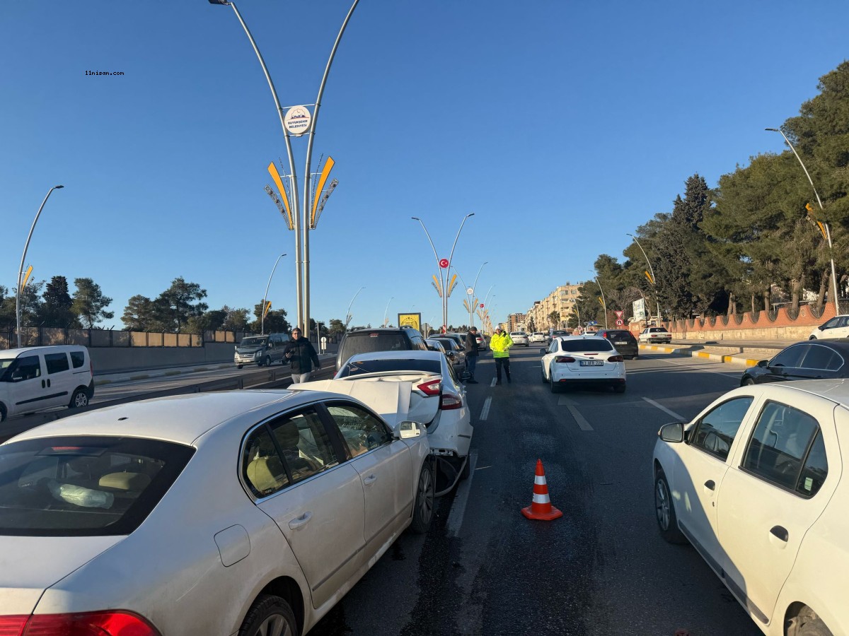 Emniyet Caddesi Kavşağı'nda Zincirleme Kaos: Trafik Felç Oldu;