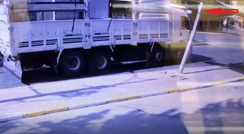 Şanlıurfa'da kamyonun durağa çarptığı an görüntülendi!;