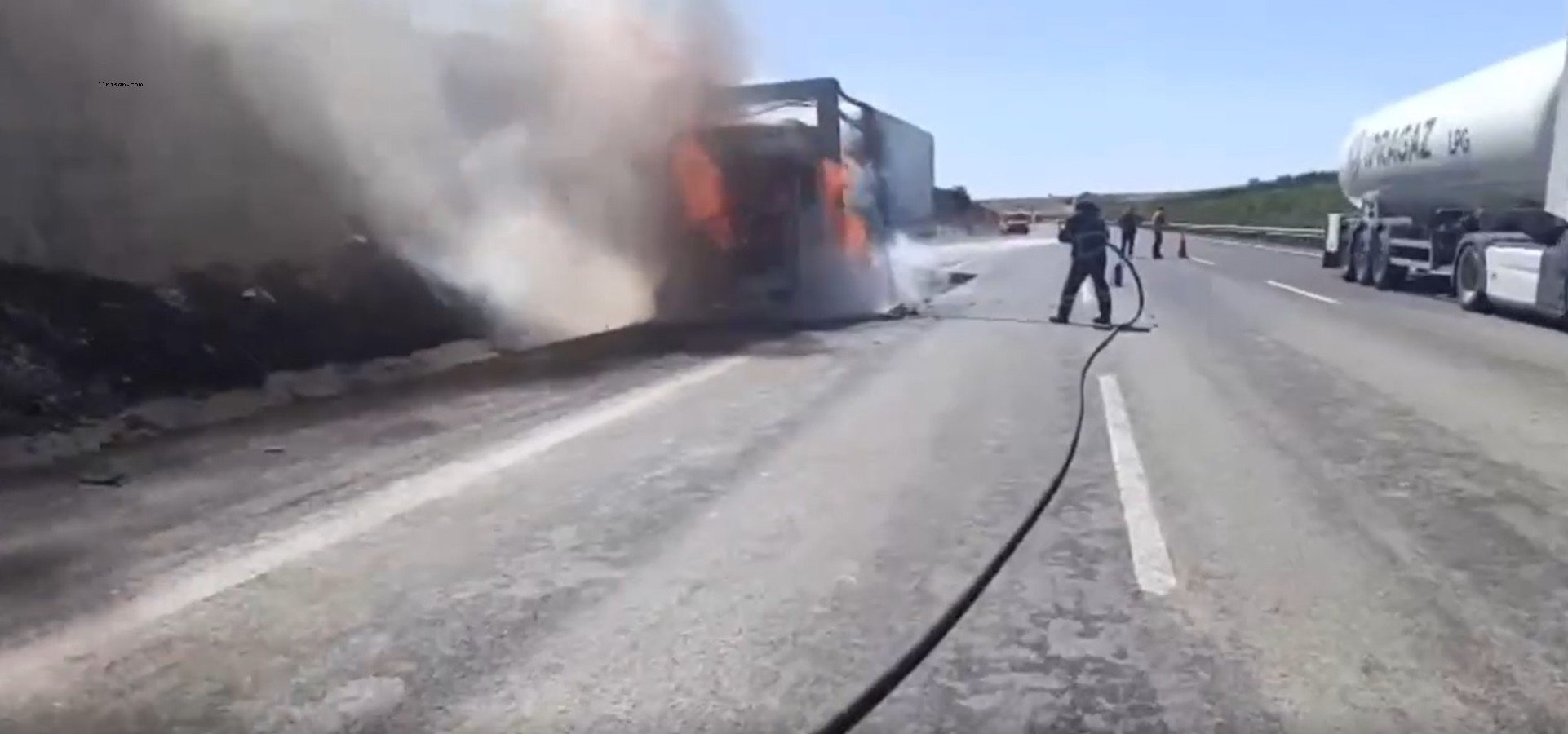 Şanlıurfa-Gaziantep Otoyolunda Korkutan Tır Yangını;