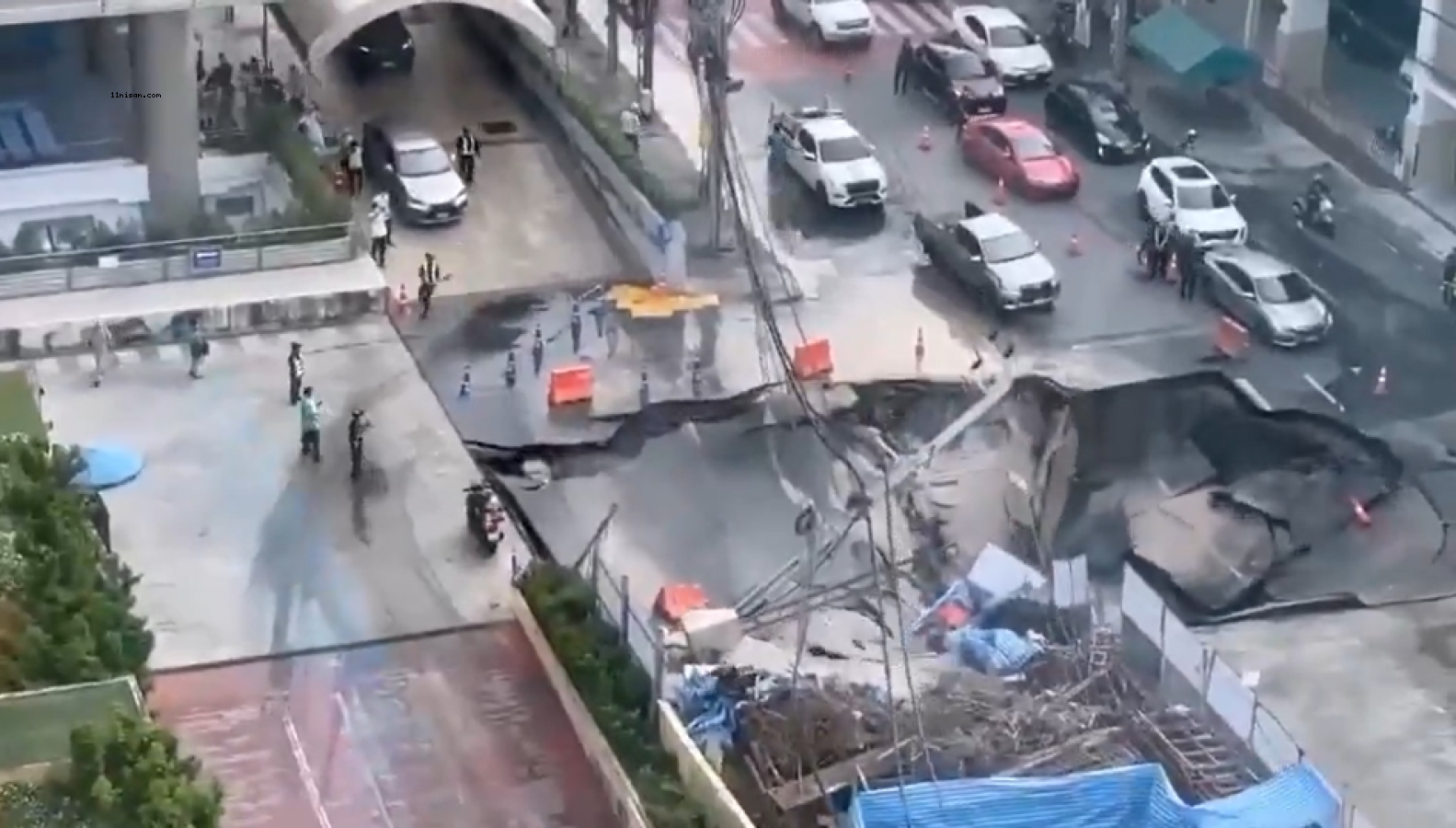 Bangkok’ta Yol Kabusu: Devasa Çukur Araçları Yuttu;