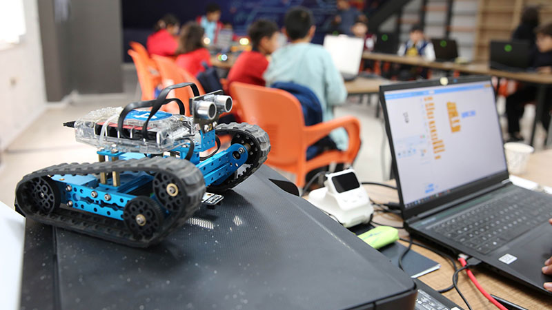 Karaköprü’de çocuklar robotik kodlama kursunda yazılımın temelini öğreniyor;