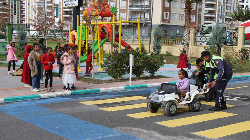 Haliliye'de çocuklar trafik parkında eğlenerek öğreniyor;