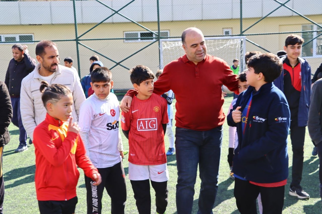 BAŞKAN NİHAT ÇİFTÇİ’DEN FUTBOL TURNUVASINDAKİ ÇOCUKLARA DESTEK ZİYARETİ;