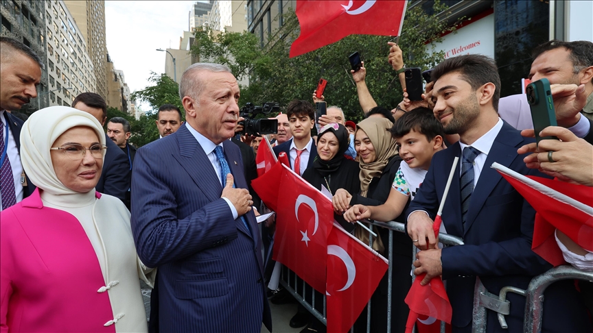Cumhurbaşkanı Erdoğan, ABD'deki Türkevi'ne girişinde sevgi gösterileriyle karşılandı;