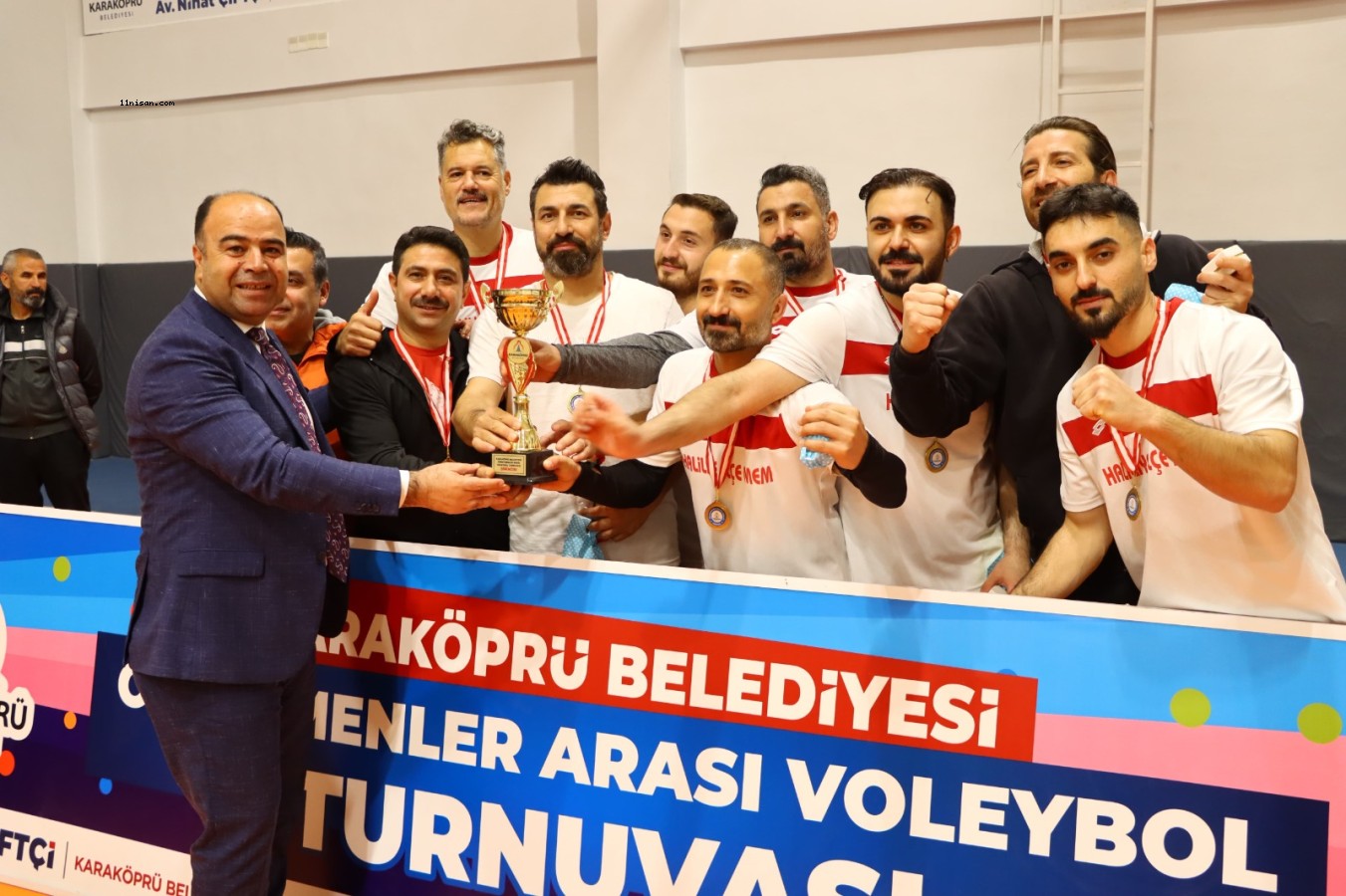 KARAKÖPRÜ'DE ÖĞRETMENLER ARASI VOLEYBOL TURNUVASI TAMAMLANDI;