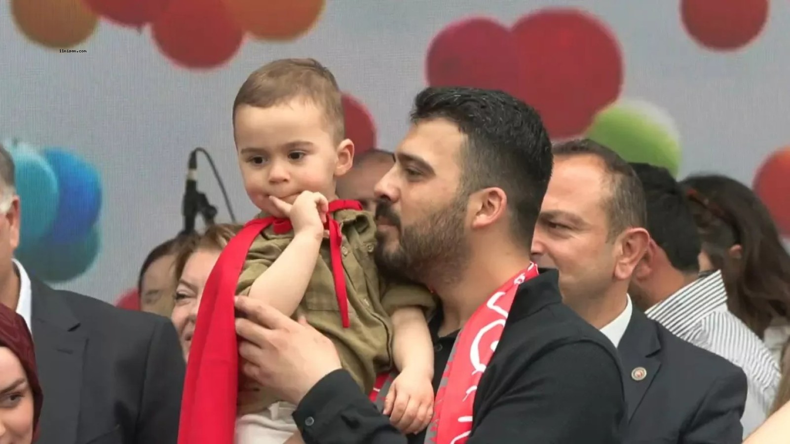 BİNLERCE KİŞİ KANSERİ YENEN ALİ ASAF İÇİN BALON UÇURDU;