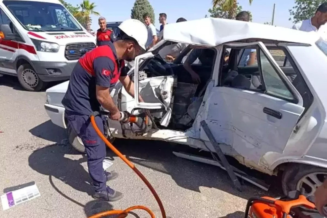 ŞANLIURFA'DA ZİNCİRLEME KAZA! İKİ KİŞİ ARACA SIKIŞTI;