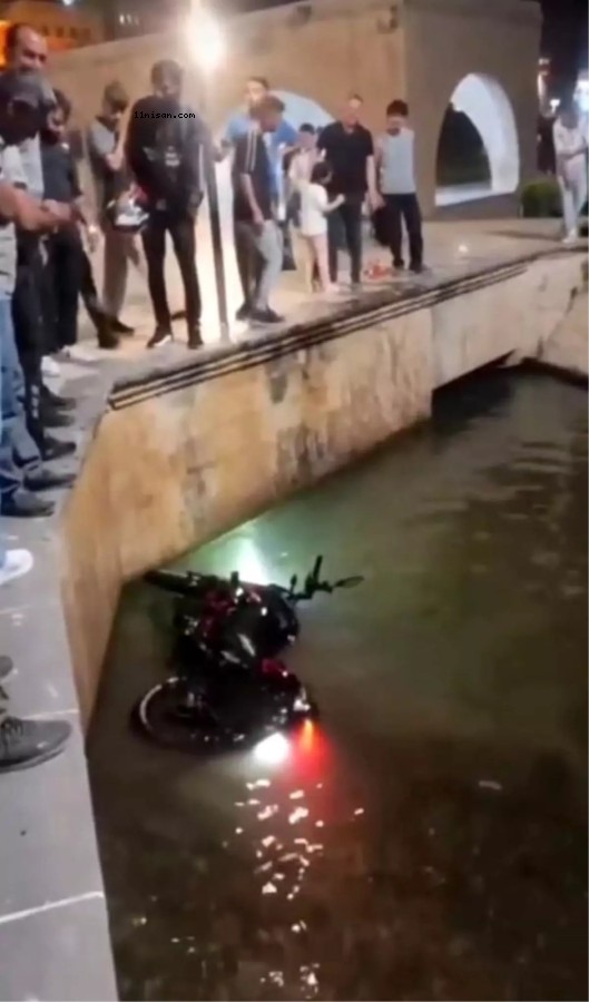 ŞANLIURFA'DA MOTOSİKLET BALIKLIGÖL'E DÜŞTÜ