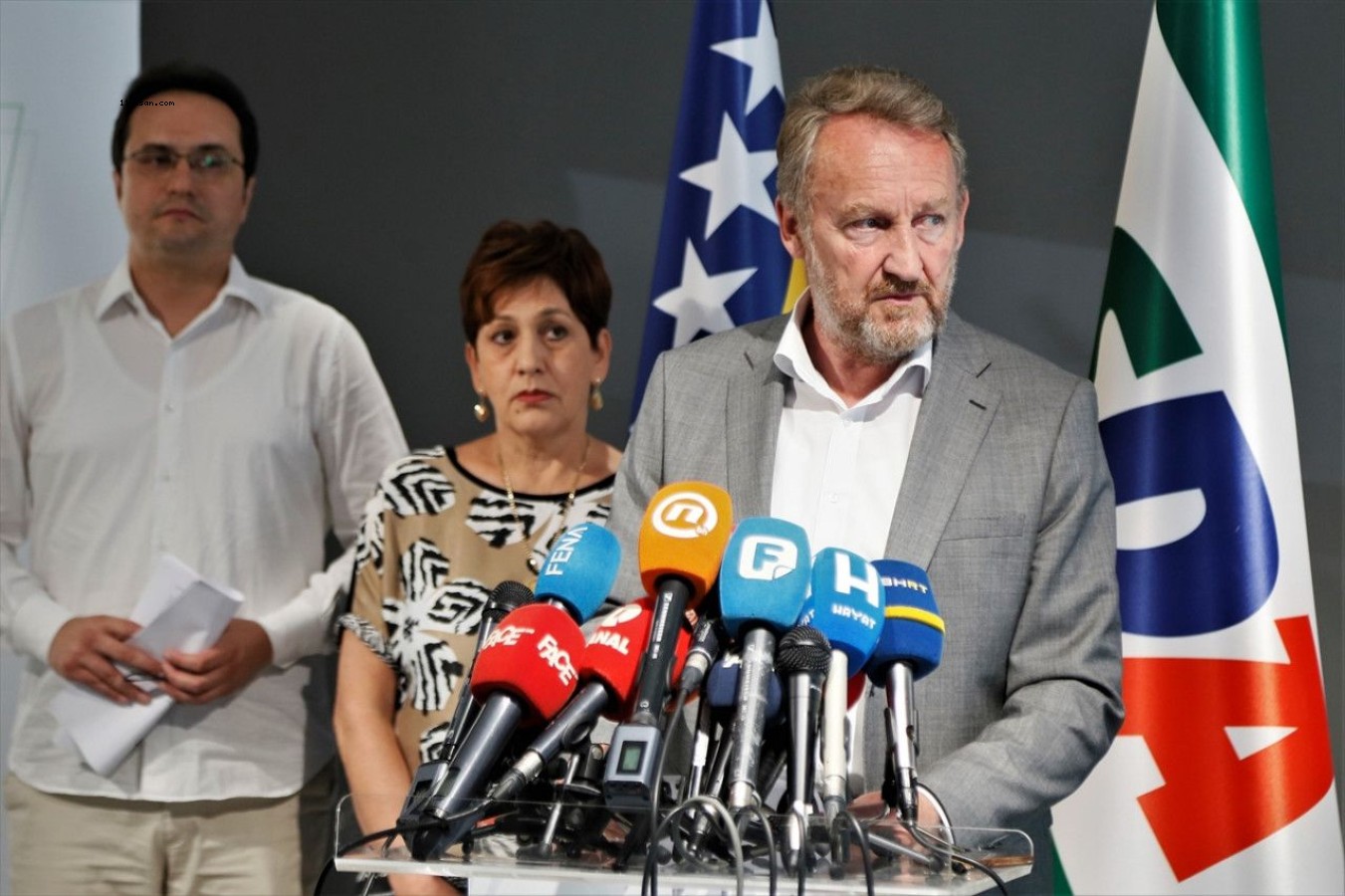 Bosna Hersek'te seçim yasasında değişiklik dayatılacağı iddiasına Boşnaklar tepkili;