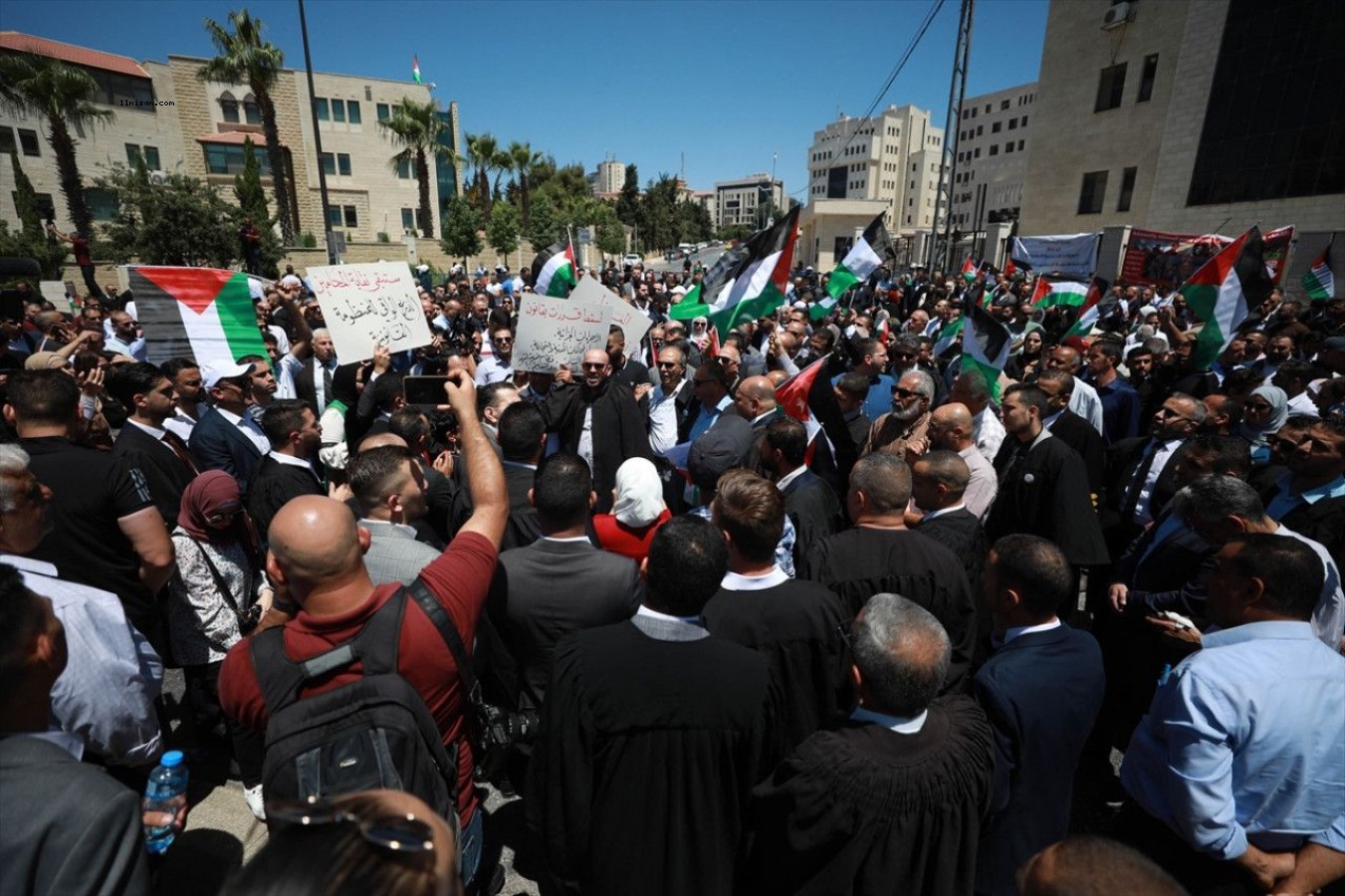 Filistinli avukatlar Devlet Başkanı Abbas'ın çıkardığı KHK'leri protesto etti